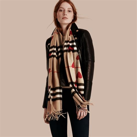 burberry scarf outfit ideas|burberry outfit aesthetic.